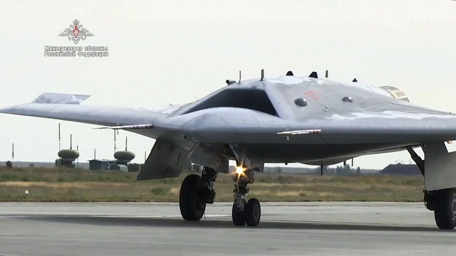 El dron de combate ruso S-70 Okhotnik lanza una bomba durante sus últimas  pruebas de vuelo. – Galaxia Militar